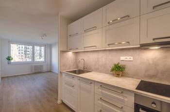 Kuchyňský kout propojený s obývacím pokojem - Pronájem bytu 2+kk v osobním vlastnictví 43 m², Praha 5 - Stodůlky 