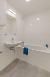 Koupelna s vanou - Pronájem bytu 2+kk v osobním vlastnictví 43 m², Praha 5 - Stodůlky