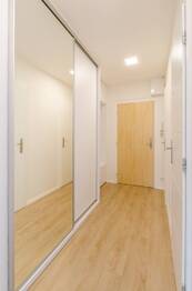 Úložné prostory v předsíni - Pronájem bytu 2+kk v osobním vlastnictví 43 m², Praha 5 - Stodůlky