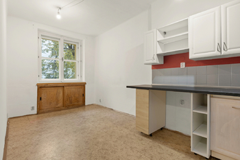 Obývací pokoj s kuchyňským koutem - Prodej bytu 3+kk v osobním vlastnictví 66 m², Praha 3 - Žižkov