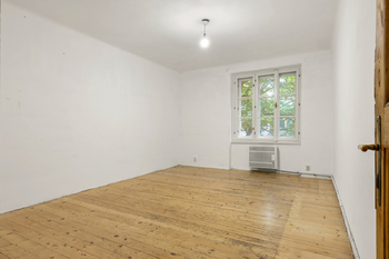 Ložnice s výhledem do ulice - Prodej bytu 3+kk v osobním vlastnictví 66 m², Praha 3 - Žižkov