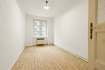 Ložnice s výhledem do dvora - Prodej bytu 3+kk v osobním vlastnictví 66 m², Praha 3 - Žižkov