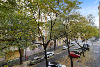 Výhled do ulice - Prodej bytu 3+kk v osobním vlastnictví 66 m², Praha 3 - Žižkov