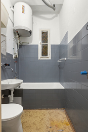 Koupelna s WC - Prodej bytu 3+kk v osobním vlastnictví 66 m², Praha 3 - Žižkov