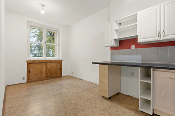 Obývací pokoj s kuchyňským koutem - Prodej bytu 3+kk v osobním vlastnictví 66 m², Praha 3 - Žižkov