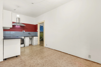 Obývací pokoj s kuchyňským koutem - Prodej bytu 3+kk v osobním vlastnictví 66 m², Praha 3 - Žižkov