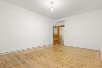 Ložnice s výhledem do ulice - Prodej bytu 3+kk v osobním vlastnictví 66 m², Praha 3 - Žižkov