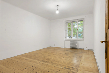 Ložnice s výhledem do ulice - Prodej bytu 3+kk v osobním vlastnictví 66 m², Praha 3 - Žižkov