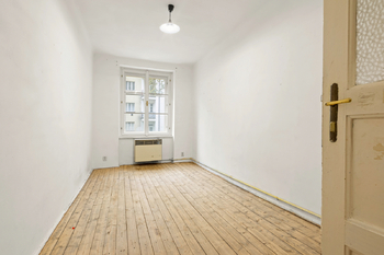 Ložnice s výhledem do dvora - Prodej bytu 3+kk v osobním vlastnictví 66 m², Praha 3 - Žižkov