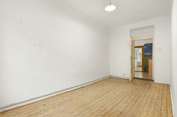 Ložnice s výhledem do dvora - Prodej bytu 3+kk v osobním vlastnictví 66 m², Praha 3 - Žižkov