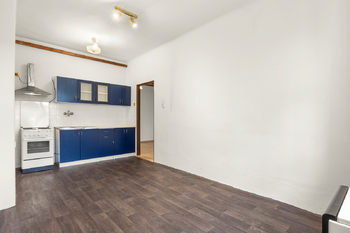 Obývací pokoj s kuchyňským koutem - Prodej bytu 3+kk v osobním vlastnictví 68 m², Praha 3 - Žižkov