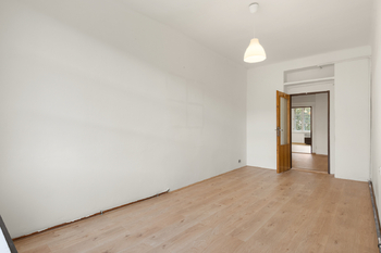 Ložnice s výhledem do dvora - Prodej bytu 3+kk v osobním vlastnictví 68 m², Praha 3 - Žižkov