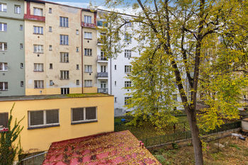 Pohled do dvora - Prodej bytu 3+kk v osobním vlastnictví 68 m², Praha 3 - Žižkov