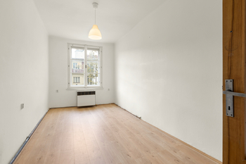 Ložnice s výhledem do dvora - Prodej bytu 3+kk v osobním vlastnictví 68 m², Praha 3 - Žižkov