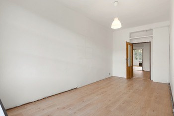 Ložnice s výhledem do dvora - Prodej bytu 3+kk v osobním vlastnictví 68 m², Praha 3 - Žižkov