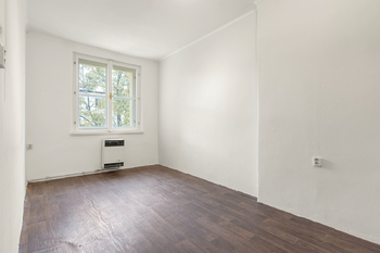 Obývací pokoj s kuchyňským koutem - Prodej bytu 3+kk v osobním vlastnictví 68 m², Praha 3 - Žižkov