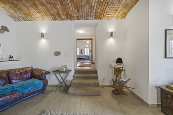 pohled z kuchyně do obývacího pokoje - Prodej chaty / chalupy 360 m², Písečné