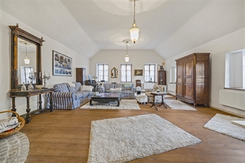 hlavní budova - obývací pokoj - Prodej chaty / chalupy 360 m², Písečné