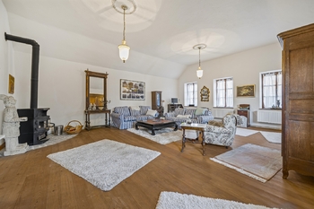 hlavní budova - obývací pokoj - Prodej chaty / chalupy 360 m², Písečné