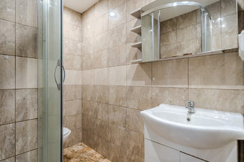 Koupelna - Pronájem bytu 1+1 v osobním vlastnictví 36 m², Jílové