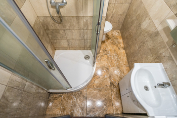 Koupelna - Pronájem bytu 1+1 v osobním vlastnictví 36 m², Jílové