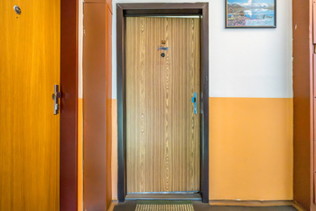 Vchod do bytu - Pronájem bytu 1+1 v osobním vlastnictví 36 m², Jílové