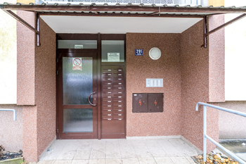 Vchod do budovy - Pronájem bytu 1+1 v osobním vlastnictví 36 m², Jílové