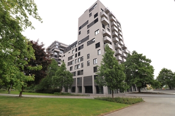 Venkovní pohled na dům - Pronájem bytu 2+kk v družstevním vlastnictví 59 m², Praha 5 - Stodůlky