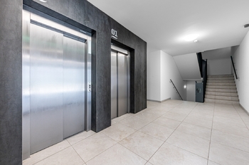 Výtah - Pronájem bytu 1+kk v osobním vlastnictví 42 m², Praha 8 - Karlín