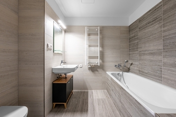 Koupelna - Pronájem bytu 1+kk v osobním vlastnictví 42 m², Praha 8 - Karlín