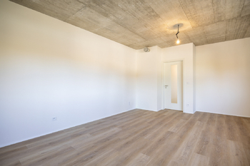 Obývací pokoj - Prodej bytu 2+kk v osobním vlastnictví 57 m², Praha 9 - Hrdlořezy