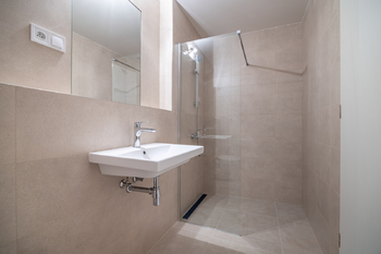 Koupelna - Prodej bytu 2+kk v osobním vlastnictví 57 m², Praha 9 - Hrdlořezy