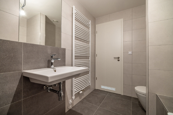 Koupelna - Prodej bytu 3+kk v osobním vlastnictví 87 m², Praha 9 - Hrdlořezy