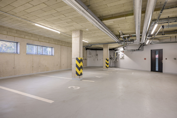 Garáž - Prodej bytu 3+kk v osobním vlastnictví 87 m², Praha 9 - Hrdlořezy