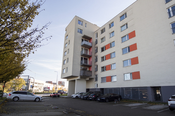 pohled na dům - Pronájem bytu 1+kk v osobním vlastnictví 34 m², Praha 9 - Letňany