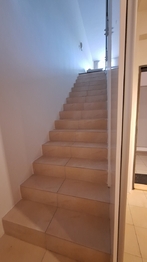 Schody z předsíně do bytu - Pronájem bytu 1+kk v osobním vlastnictví 56 m², Praha 9 - Vysočany