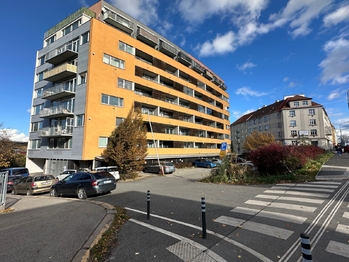 Venkovní pohled na dům - Pronájem bytu 1+kk v osobním vlastnictví 56 m², Praha 9 - Vysočany