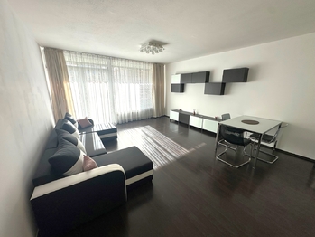 Obývací pokoj s kuchyňským koutem - Pronájem bytu 1+kk v osobním vlastnictví 56 m², Praha 9 - Vysočany 