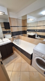 Koupelna s vanou - Pronájem bytu 1+kk v osobním vlastnictví 56 m², Praha 9 - Vysočany