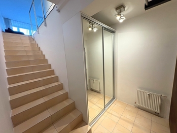 Předsíň - Pronájem bytu 1+kk v osobním vlastnictví 56 m², Praha 9 - Vysočany