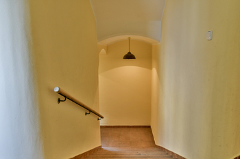 schodiště domu - Pronájem bytu 1+kk v osobním vlastnictví 35 m², Opočno