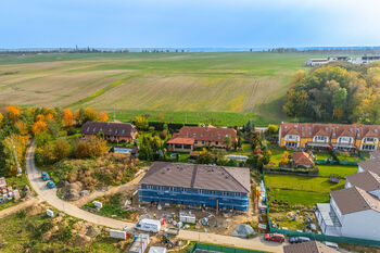 snímek z dronu - Prodej bytu 5+kk v osobním vlastnictví 165 m², Buštěhrad