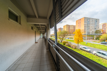 Společná chodba - Prodej bytu 2+kk v osobním vlastnictví 69 m², Praha 9 - Černý Most