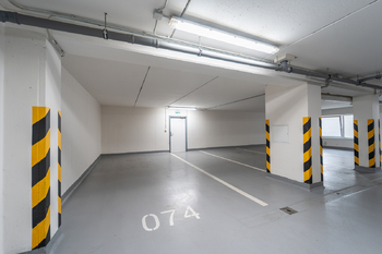 Garážové stání - Prodej bytu 2+kk v osobním vlastnictví 69 m², Praha 9 - Černý Most