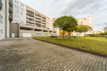 Vjezd do domu - Prodej bytu 2+kk v osobním vlastnictví 69 m², Praha 9 - Černý Most