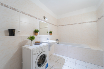 Koupelna - Prodej bytu 2+kk v osobním vlastnictví 69 m², Praha 9 - Černý Most