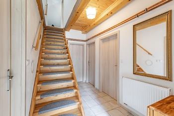 Schodiště do patra. - Prodej domu 109 m², Kamenný Malíkov