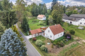 Pohled na dům z dronu. - Prodej domu 109 m², Kamenný Malíkov