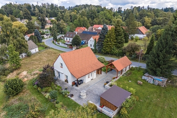 Pohled na dům z dronu. - Prodej domu 109 m², Kamenný Malíkov