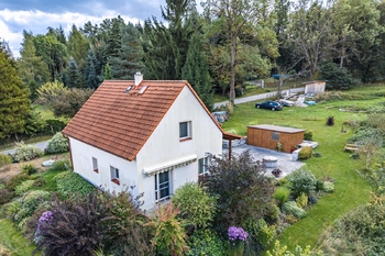 Pohled na dům z dronu. - Prodej domu 109 m², Kamenný Malíkov